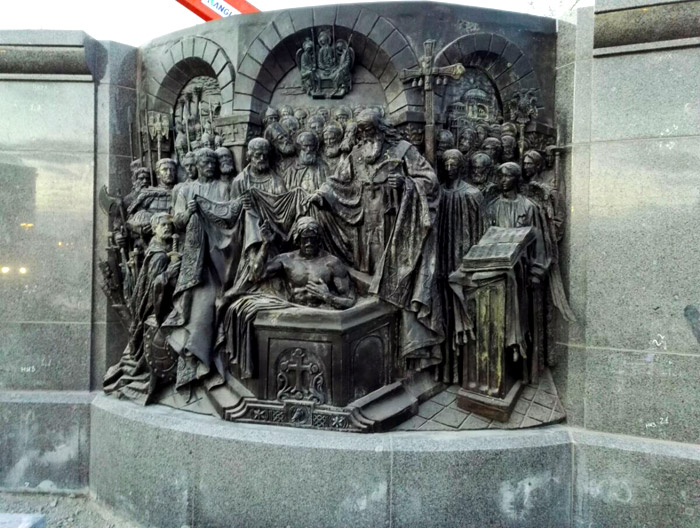 Барельеф памятника князя Владимира Великого в Москве