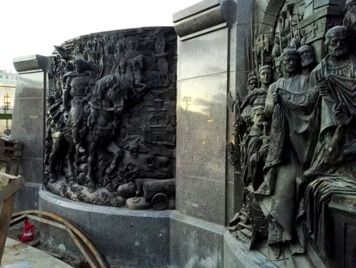 Барельеф памятника Владимира на Боровицкой площади в Москве